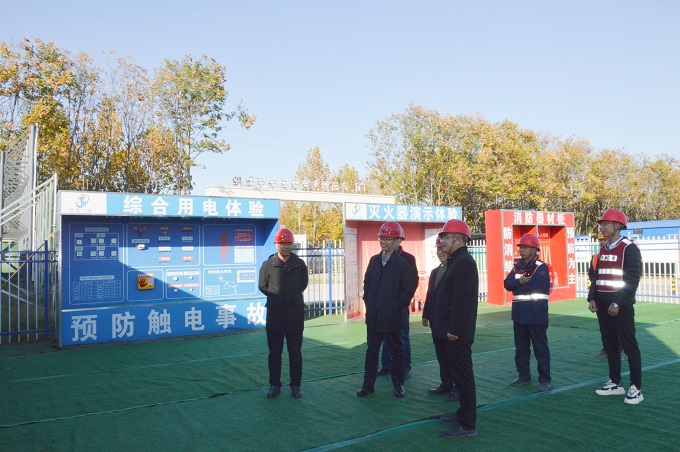2祝总一行参观安全体验区 - 副本.jpg 2祝总一行参观安全体验区 - 副本.jpg